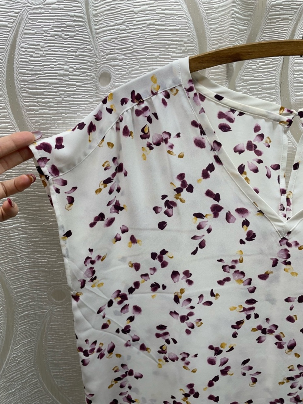 Reitmans Blouse Women Medium White Purple Petal Print V-Neck Cap Sleeve - Picture 3 of 7